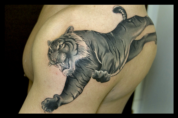 dotwork tattoo tiger Zentrum  Tattoo Galerie Lübeck